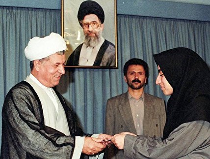 ویدیو / تجلیل آیت الله هاشمی رفسنجانی از مقام علمی مریم میرزاخانی در سال ۱۳۷۴: شما مایه افتخار ما هستید