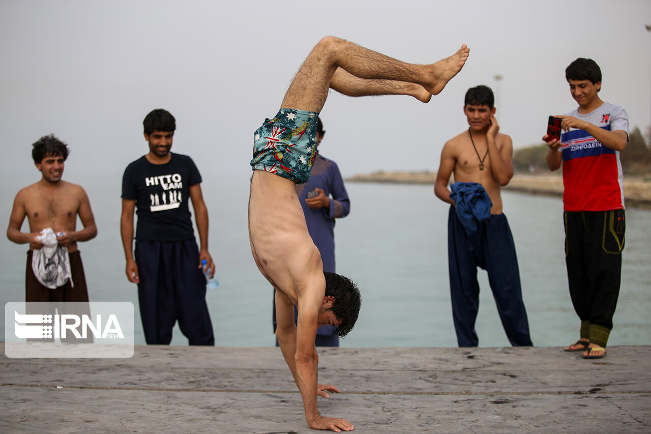 تصاویر: آب تنی در خلیج فارس