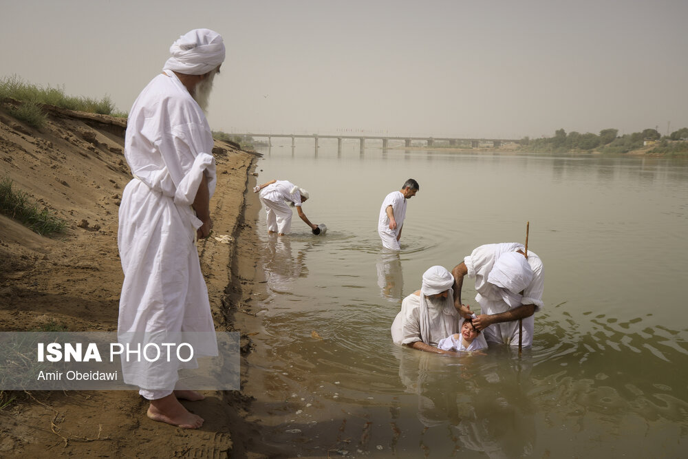 تصاویر: غسل تعمید کودکان مندایی در اهواز