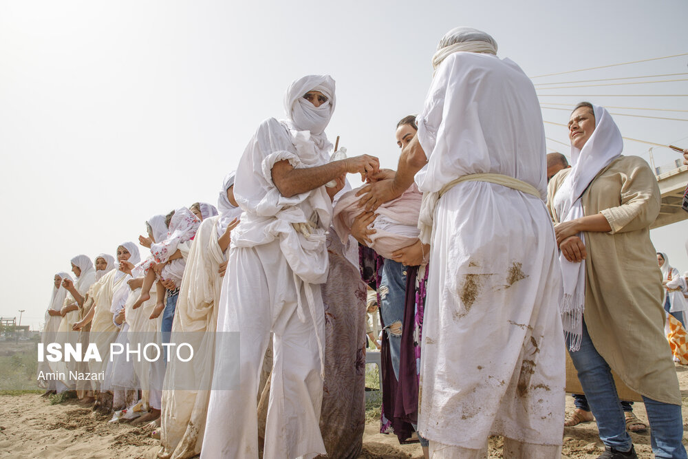 تصاویر: غسل تعمید کودکان مندایی در اهواز