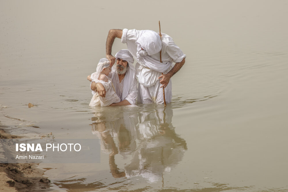 تصاویر: غسل تعمید کودکان مندایی در اهواز