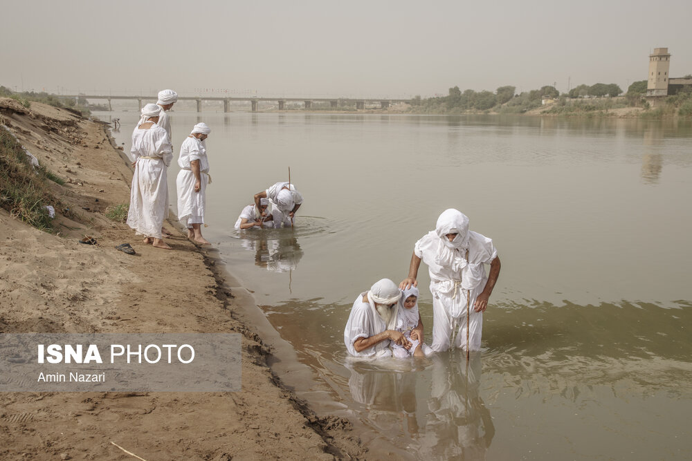 تصاویر: غسل تعمید کودکان مندایی در اهواز