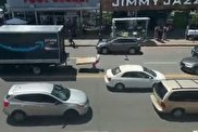 ویدیو / سرقت تلویزیون از کامیون «آمازون» پشت چراغ قرمزی در امریکا