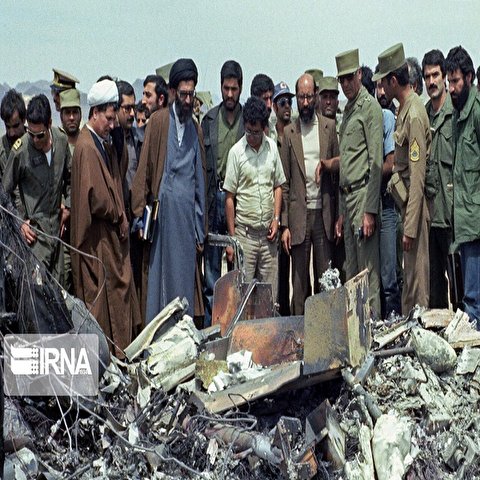 تصاویر منتشر نشده بازدید مقام معظم رهبری، آیت الله هاشمی رفسنجانی و شهید چمران از بقایای سربازان آمریکا در طبس
