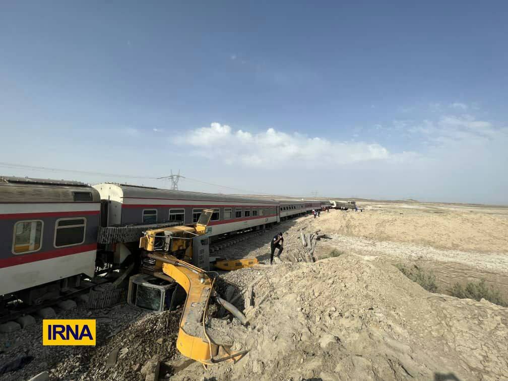 خروج قطار طبس - یزد از ریل با 348 مسافر / علت: برخورد با بیل مکانیکی / 17 فوتی و 30 مصدوم تاکنون؛ حال 5 نفر وخیم است
