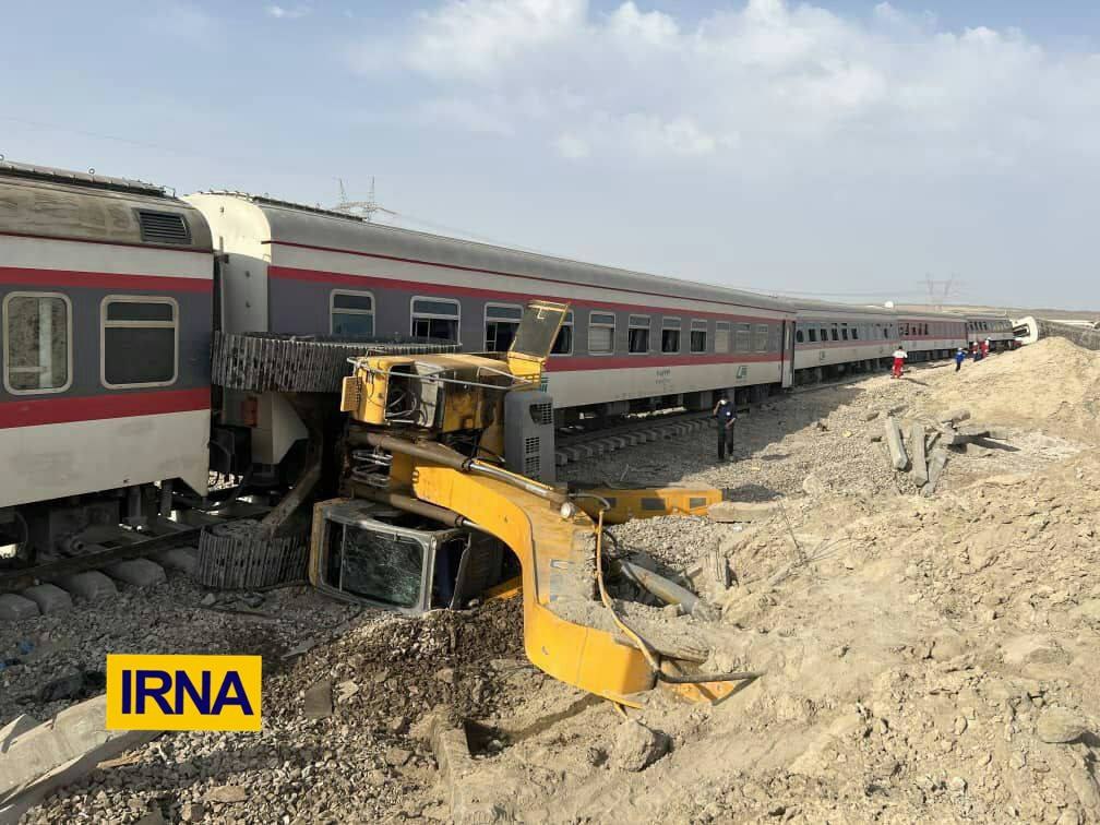 خروج قطار طبس - یزد از ریل با 348 مسافر / علت: برخورد با بیل مکانیکی / 17 فوتی و 30 مصدوم تاکنون؛ حال 5 نفر وخیم است