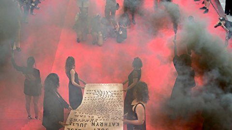 هجوم معترضانِ خشونت علیه زنان به فرش قرمز کن /  دومین حضور اعتراضی با طومار و دود سیاه