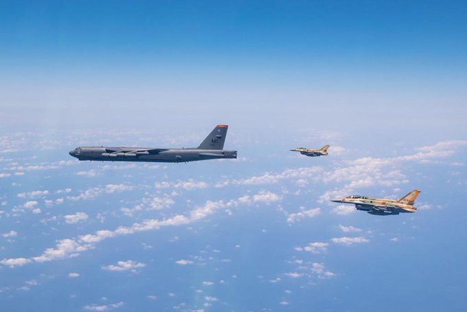 پرواز ۲ فروند بمب‌افکن راهبردی آمریکا بر فراز خلیج‌فارس با اسکورت جنگنده‌های اسرائیل