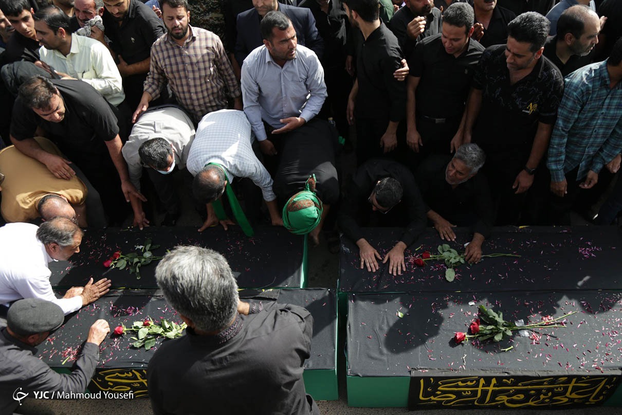 تصاویر: تشییع پیکر جان باختگان قطار مسافری مشهد - یزد