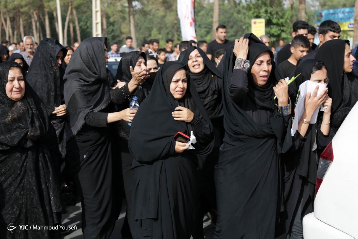 تصاویر: تشییع پیکر جان باختگان قطار مسافری مشهد - یزد