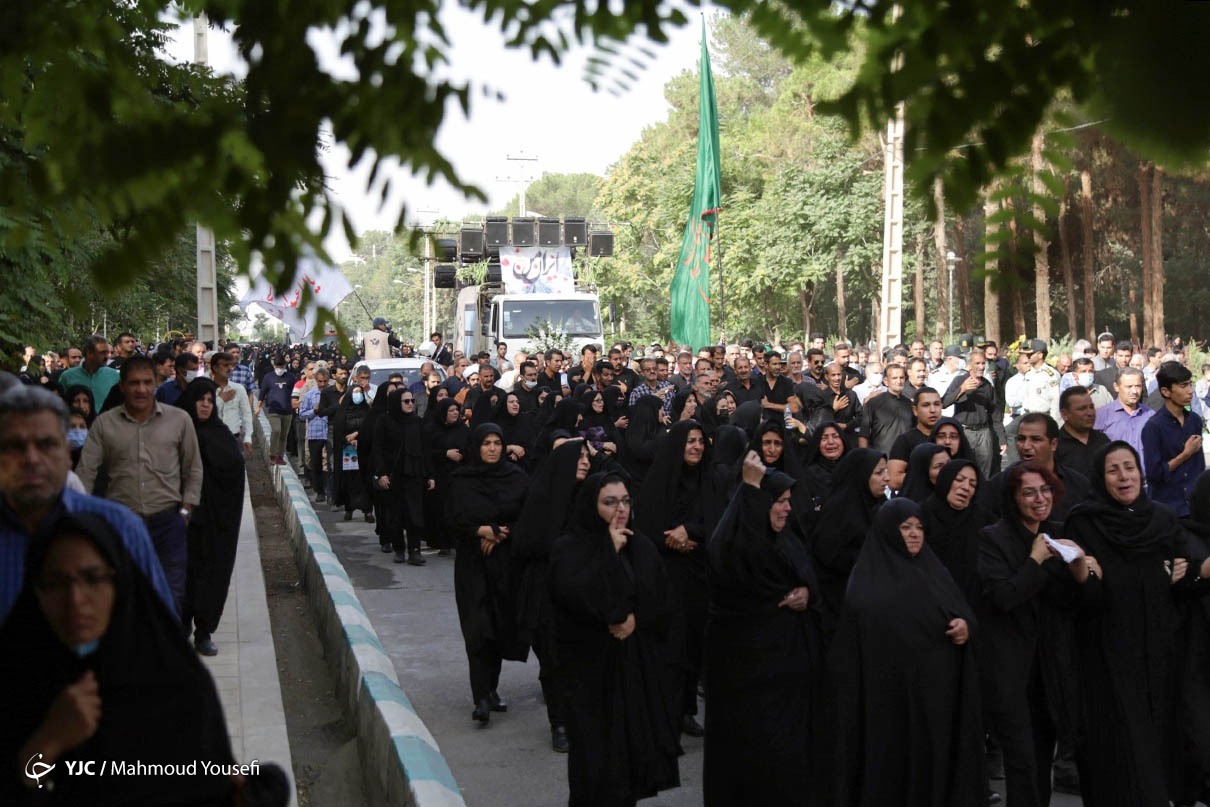 تصاویر: تشییع پیکر جان باختگان قطار مسافری مشهد - یزد