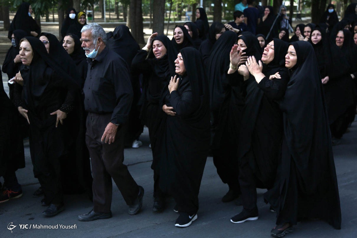تصاویر: تشییع پیکر جان باختگان قطار مسافری مشهد - یزد