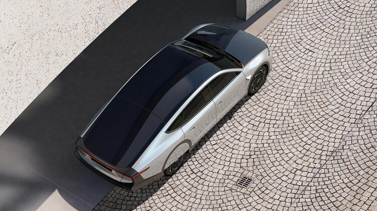 ۸.۵ میلیارد تومان برای خرید نخستین خودروی خورشیدی جهان / رونمایی شرکت «لایت‌یر» از رقیب سرسخت برقی‌سازها