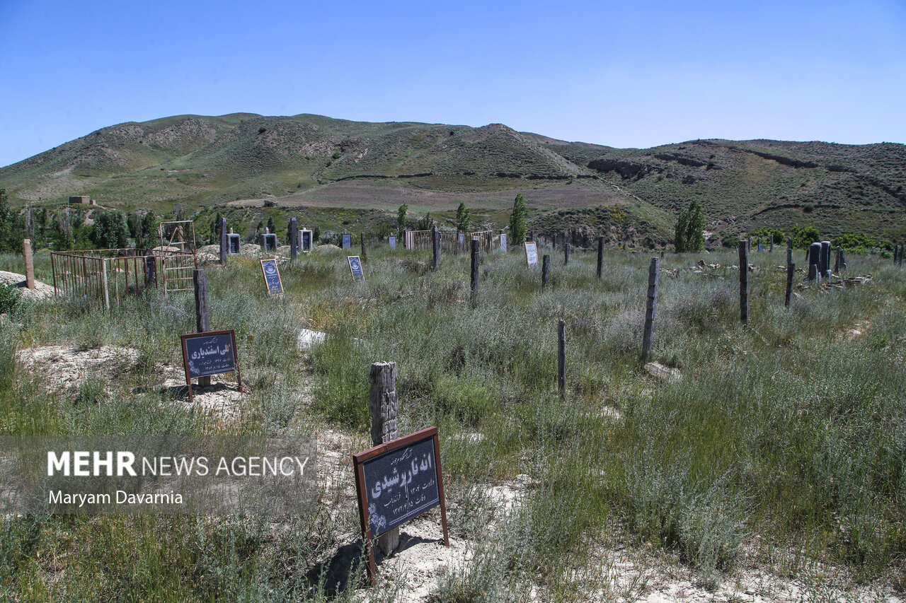 تصاویر: قبرستانی با نماد‌های چوبی