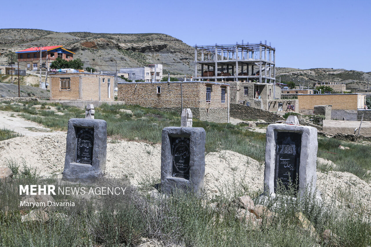 تصاویر: قبرستانی با نماد‌های چوبی