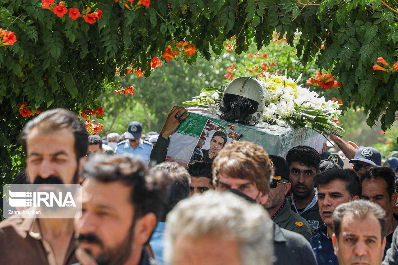 تصاویر: تشییع پیکر شهدای سانحه سقوط جنگنده در اصفهان