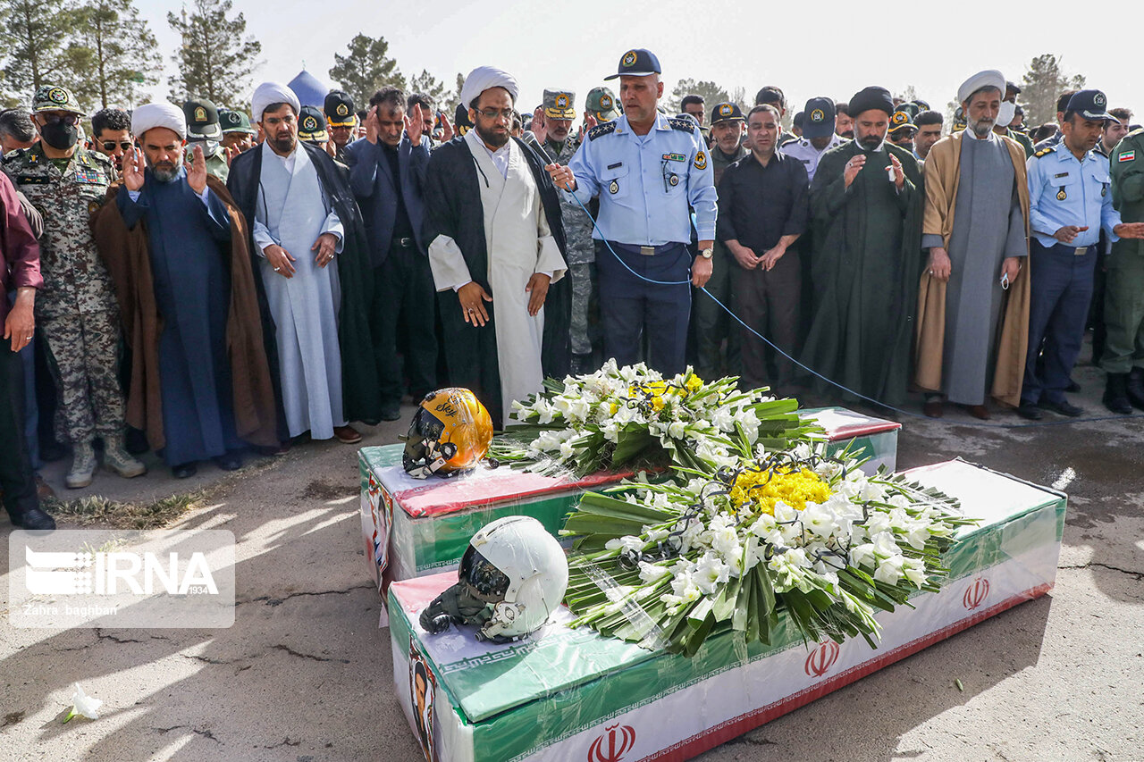 تصاویر: تشییع پیکر شهدای سانحه سقوط جنگنده در اصفهان