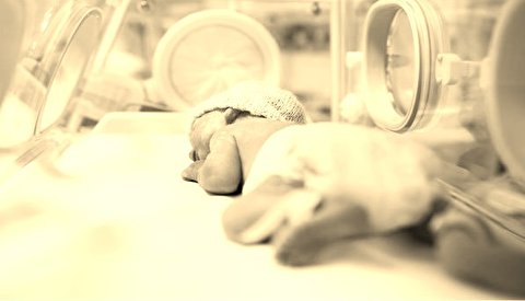 ابتلای نوزاد رها شده در زباله‌های نازی‌ آباد به عفونت‌ داخلی / تحویل به بهزیستی به تعویق افتاد؛ نوزاد قابل ترخیص نیست