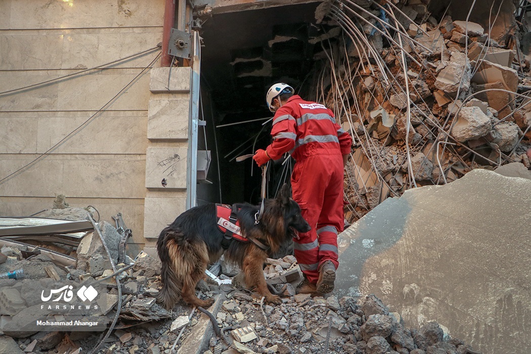تصاویر: ۱۲۰ ساعت نفس&zwnj;گیر امدادگران &laquo;متروپُل&raquo;