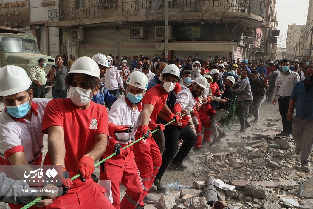 تصاویر: ۱۲۰ ساعت نفس&zwnj;گیر امدادگران &laquo;متروپُل&raquo;