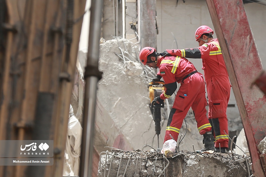 تصاویر: ۱۲۰ ساعت نفس&zwnj;گیر امدادگران &laquo;متروپُل&raquo;