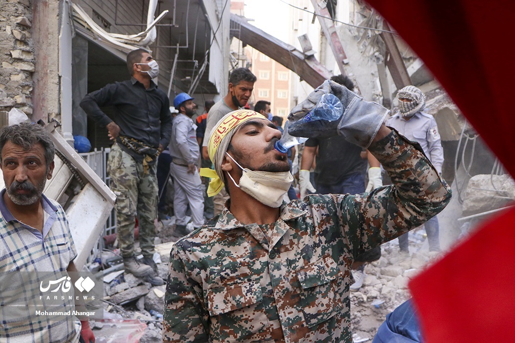 تصاویر: ۱۲۰ ساعت نفس&zwnj;گیر امدادگران &laquo;متروپُل&raquo;