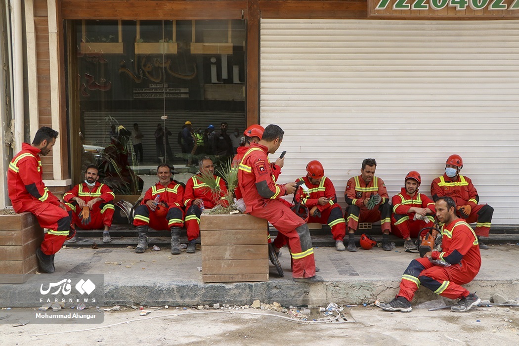 تصاویر: ۱۲۰ ساعت نفس&zwnj;گیر امدادگران &laquo;متروپُل&raquo;