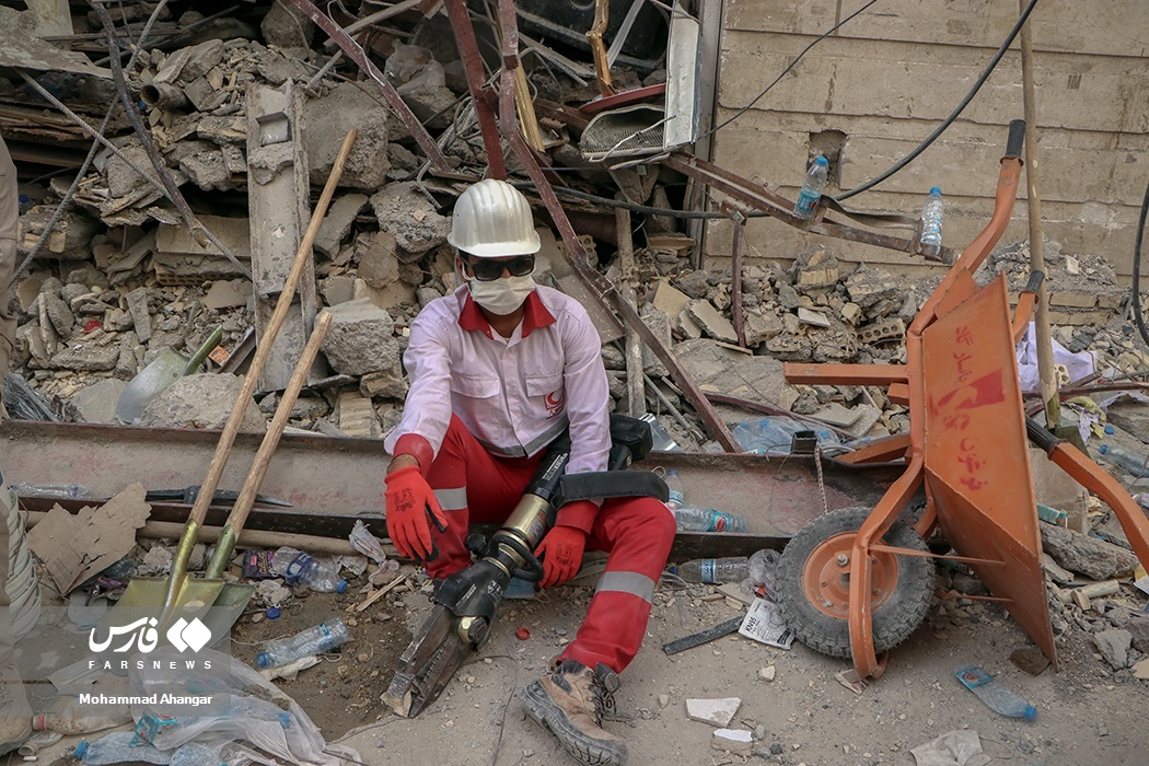 تصاویر: ۱۲۰ ساعت نفس&zwnj;گیر امدادگران &laquo;متروپُل&raquo;