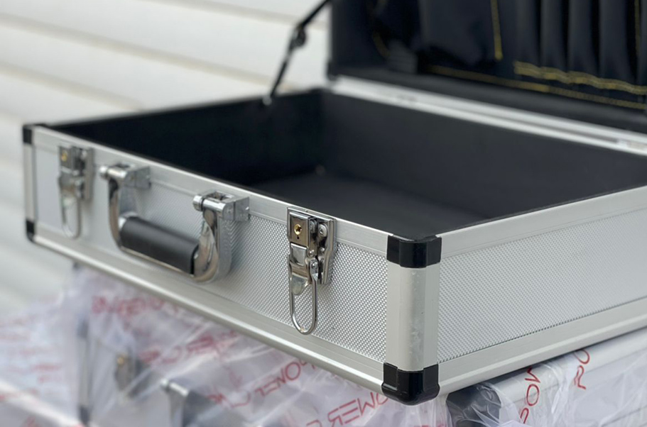 کیف آلومینیومی و یراق آلات جانبی آن را بهتر بشناسیم! کیف آلومینیومی و یراق آلات جانبی آن را بهتر بشناسیم!