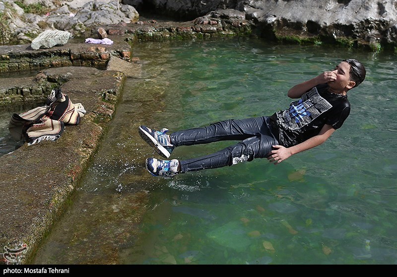 تصاویر: آب تنی در چشمه علی