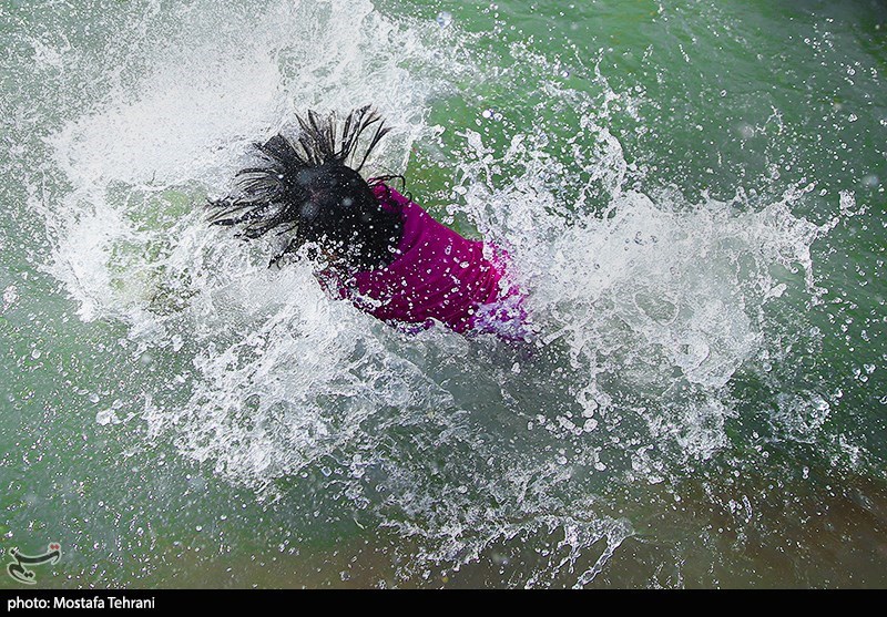 تصاویر: آب تنی در چشمه علی