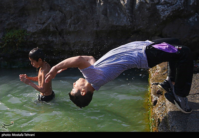 تصاویر: آب تنی در چشمه علی