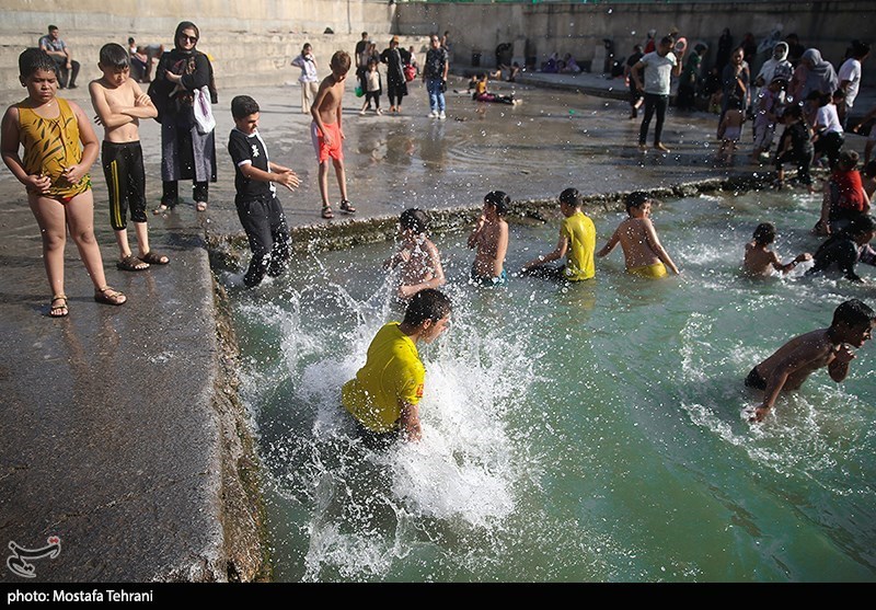 تصاویر: آب تنی در چشمه علی