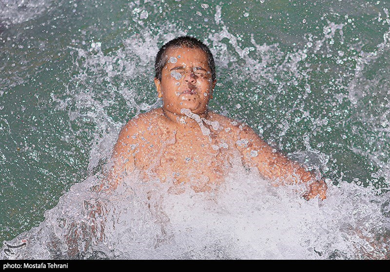 تصاویر: آب تنی در چشمه علی