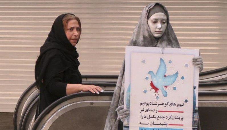 درمکاتباتی از شهرداری مشهد خواستیم در گام اول با «تذکر نوشتاری» مصوبات قرارگاه عفاف و حجاب را به اجرا گذارد / کارکنان قطار شهری حق برخورد یا دستگیری افراد بی حجاب را ندارد / در صورتی که فرد «بی حجاب» پس از ارائه تذکر بر رفتار خود اصرار داشت مأموران مکلفند مراتب را به نیروی انتظامی گزارش نمایند درمکاتباتی از شهرداری مشهد خواستیم در گام اول با «تذکر نوشتاری» مصوبات قرارگاه عفاف و حجاب را به اجرا گذارد / کارکنان قطار شهری حق برخورد یا دستگیری افراد بی حجاب را ندارد / در صورتی که فرد «بی حجاب» پس از ارائه تذکر بر رفتار خود اصرار داشت مأموران مکلفند مراتب را به نیروی انتظامی گزارش نمایند