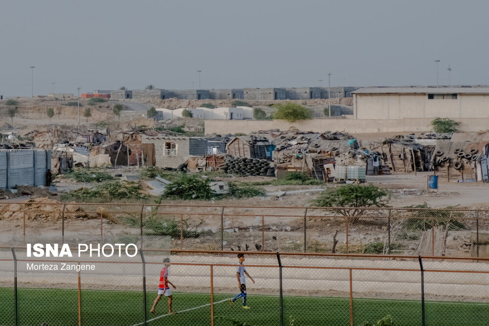تصاویر: پا به توپ زیر چتر شرجی