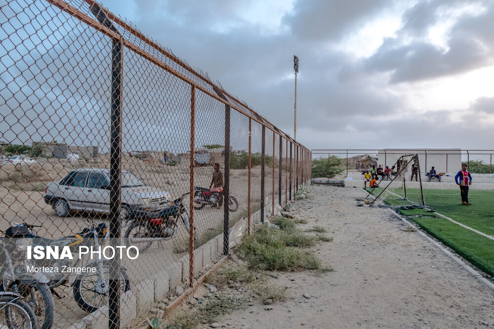 تصاویر: پا به توپ زیر چتر شرجی