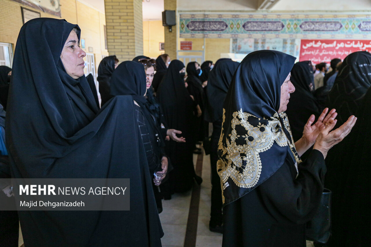تصاویر: تشییع پیکر &laquo;روح الله مفیدی&raquo; بازیگر پیشکسوت سینما در یزد