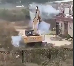 ویدیو / دفاع مرد چینی با منور آتش‌بازی در مقابل بیل مکانیکی که قصد تخریب خانه‌اش را داشت