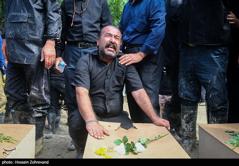 تصاویر: تشییع پیکر قربانیان سیل فیروزکوه