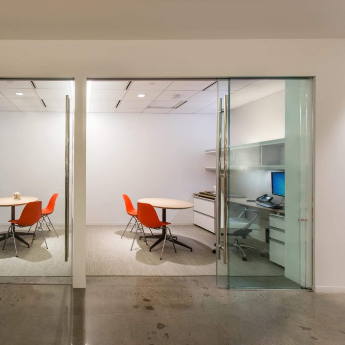 مقایسه درب اتوماتیک شیشه ای بدون فریم (فریم لس) و فریم دار !