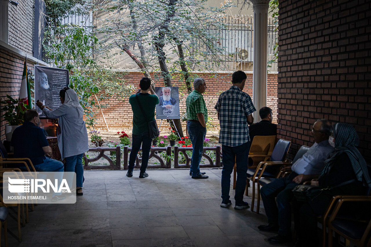تصاویر: حضور علاقمندان مرحوم ابتهاج در کنار درخت ارغوان