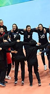 ویدیو / خوشحالی جالب دختران والیبال ایران در رختکن پس از شکستن طلسم ۵۶ ساله