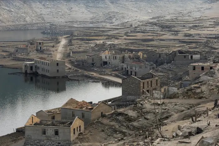 از دهکده ارواح تا شهر ۳۴۰۰ ساله؛ خشکسالی چه بنا‌هایی تاریخی را از زیر آب بیرون آورد؟