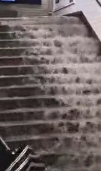 ویدیو /  ورود آب به ایستگاه مترو پاریس پس از بارش باران‌های شدید