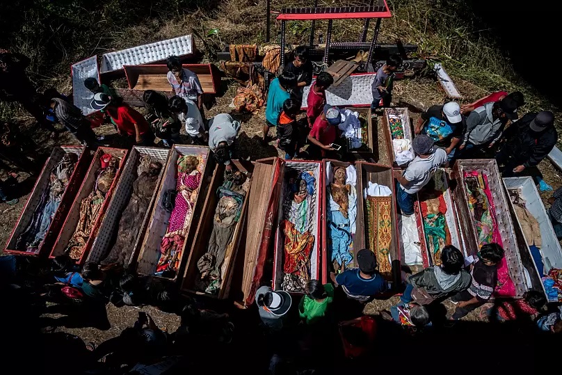 مراسم عجیب «مانه‌نه» در اندونزی؛ نبش قبر، خشک کردن جسد و عکس‌گرفتن با مردگان