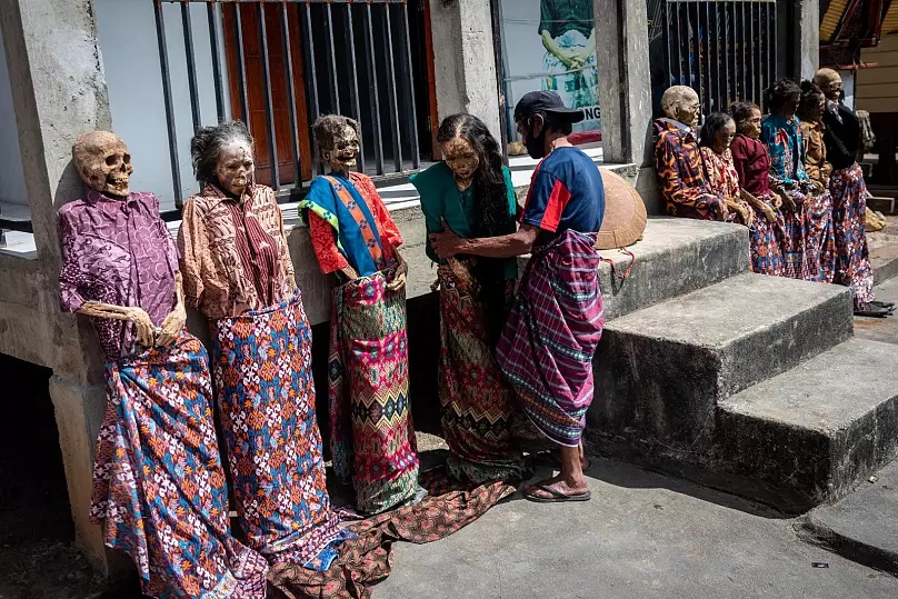 مراسم عجیب «مانه‌نه» در اندونزی؛ نبش قبر، خشک کردن جسد و عکس‌گرفتن با مردگان