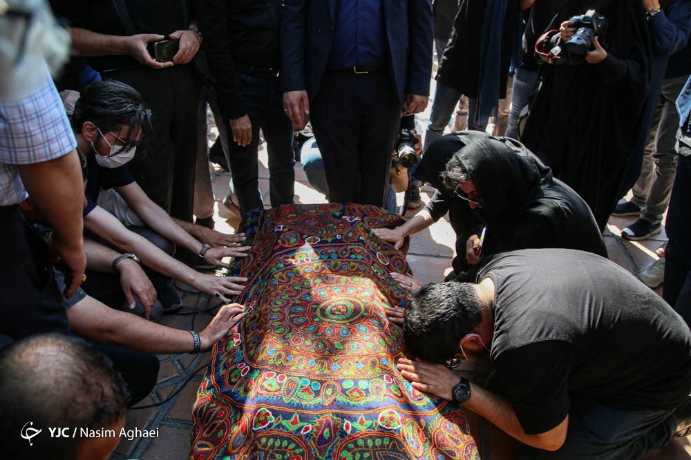 تصاویر: مراسم بدرقه پیکر زنده یاد بابک برزویه در خانه هنرمندان