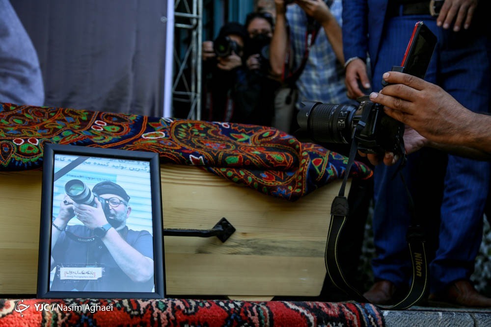 تصاویر: مراسم بدرقه پیکر زنده یاد بابک برزویه در خانه هنرمندان