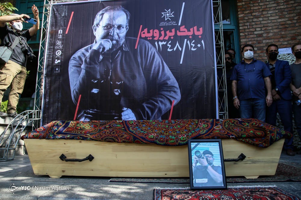 تصاویر: مراسم بدرقه پیکر زنده یاد بابک برزویه در خانه هنرمندان